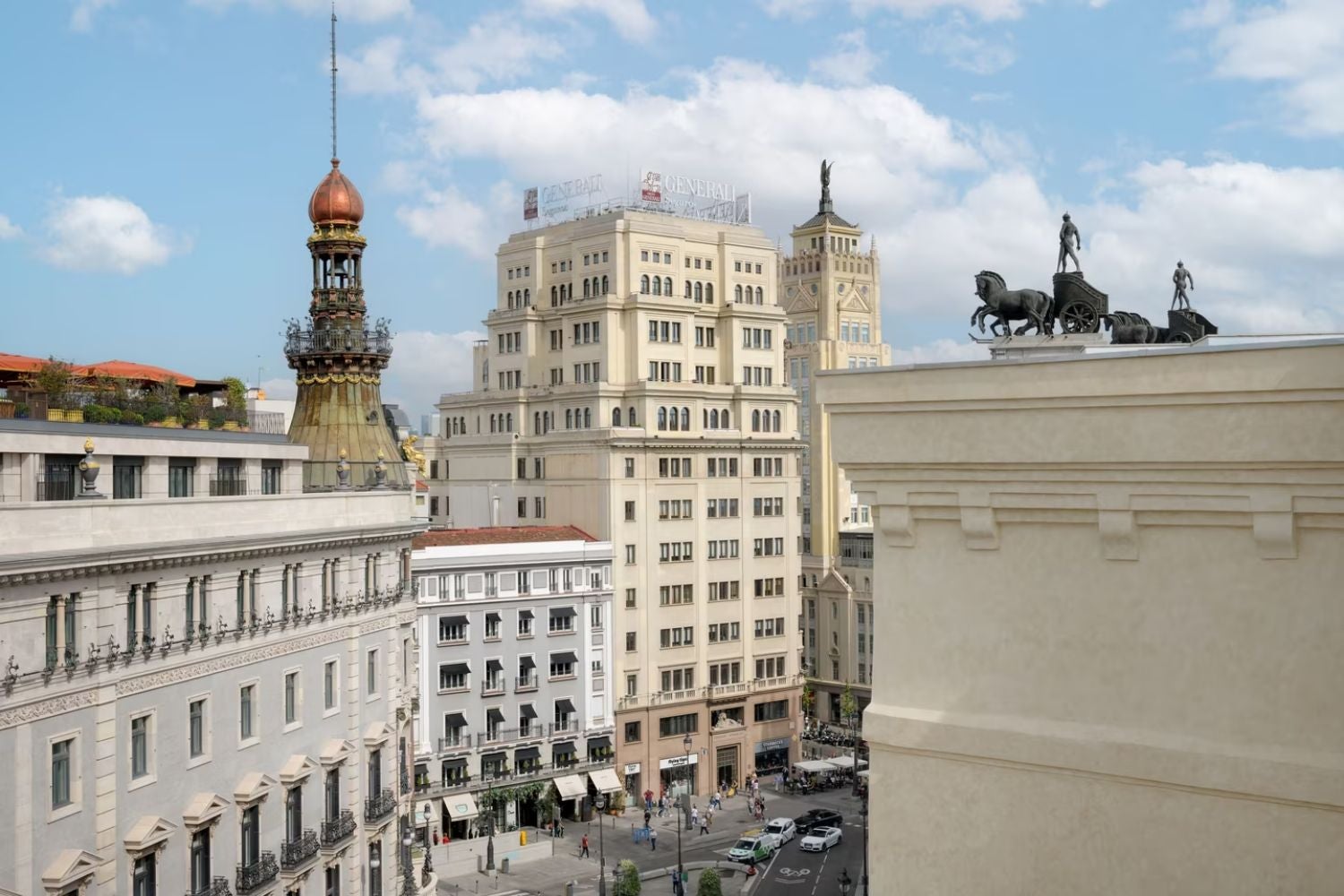 El nuevo JW Marriott Madrid se encuentra ubicado en la antigua perfumemería Álvarez Gómez, en la plaza Canalejas, el nuevo epicentro del lujo en Madrid. La ubicación es excepcional, al lado de la Puerta del Sol y la Gran Vía madrileña. 