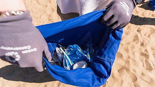 Todos podemos hacer algo por el medio ambiente, como recoger la basura cuando vamos a la playa o a la montaña.