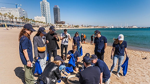 Bretiling y Ocean Conservancy organizaron una recogida de residuos en Barcelona con influencers y periodistas.