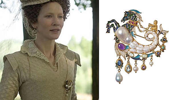 Cate Blanchett luciendo el colgante caballito de mar del joyero Percossi Papi en la película 'Elizabeth: la edad de oro'.