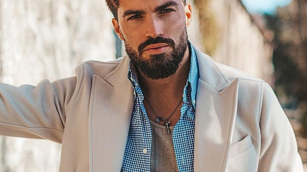 Look con camisa, camiseta y americana