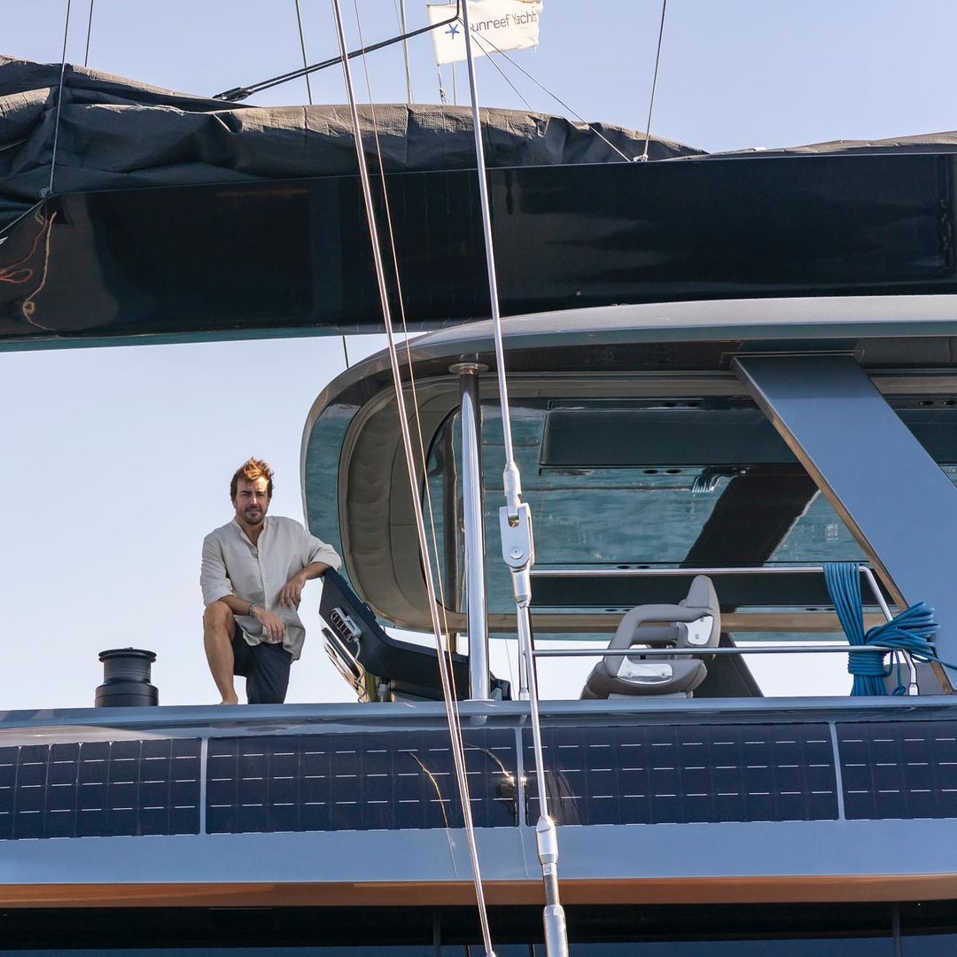 Tras participar en el GP de Australia, Fernando Alonso ha aprovechado para disfrutar de una de sus aficiones favoritas el mar, eligiendo una lujosa embarcación sostenible. 