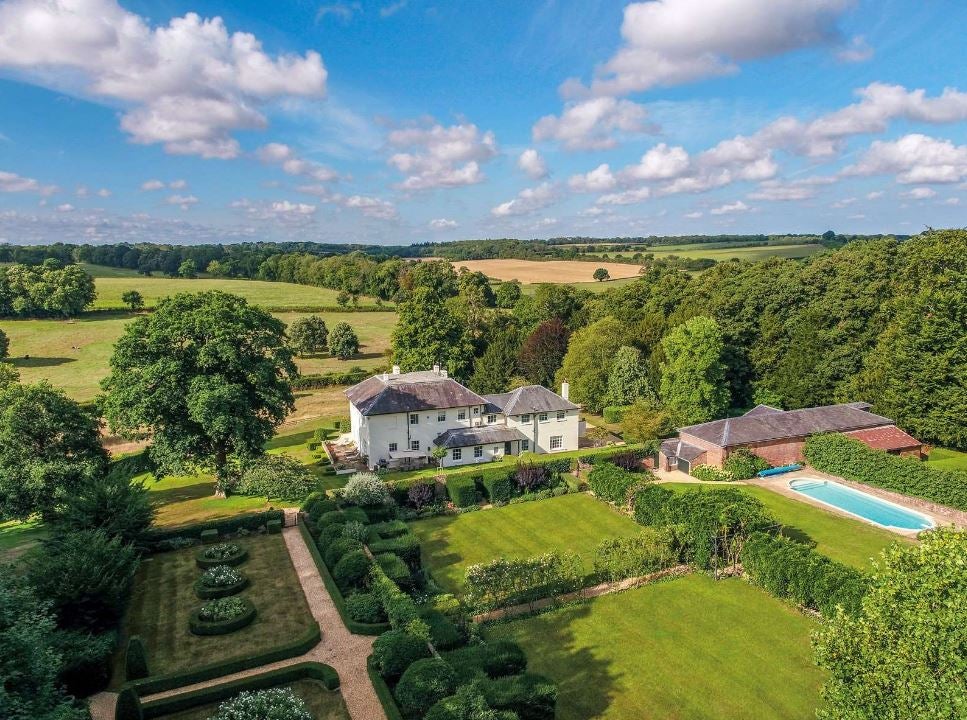 La casa de Jane Austen se encuentra en el condado inglés de Hampshire, en una finca de 20 hectáreas, con bonitos jardines, una pequeña cabaña independiente, piscina climatizada, cochera...