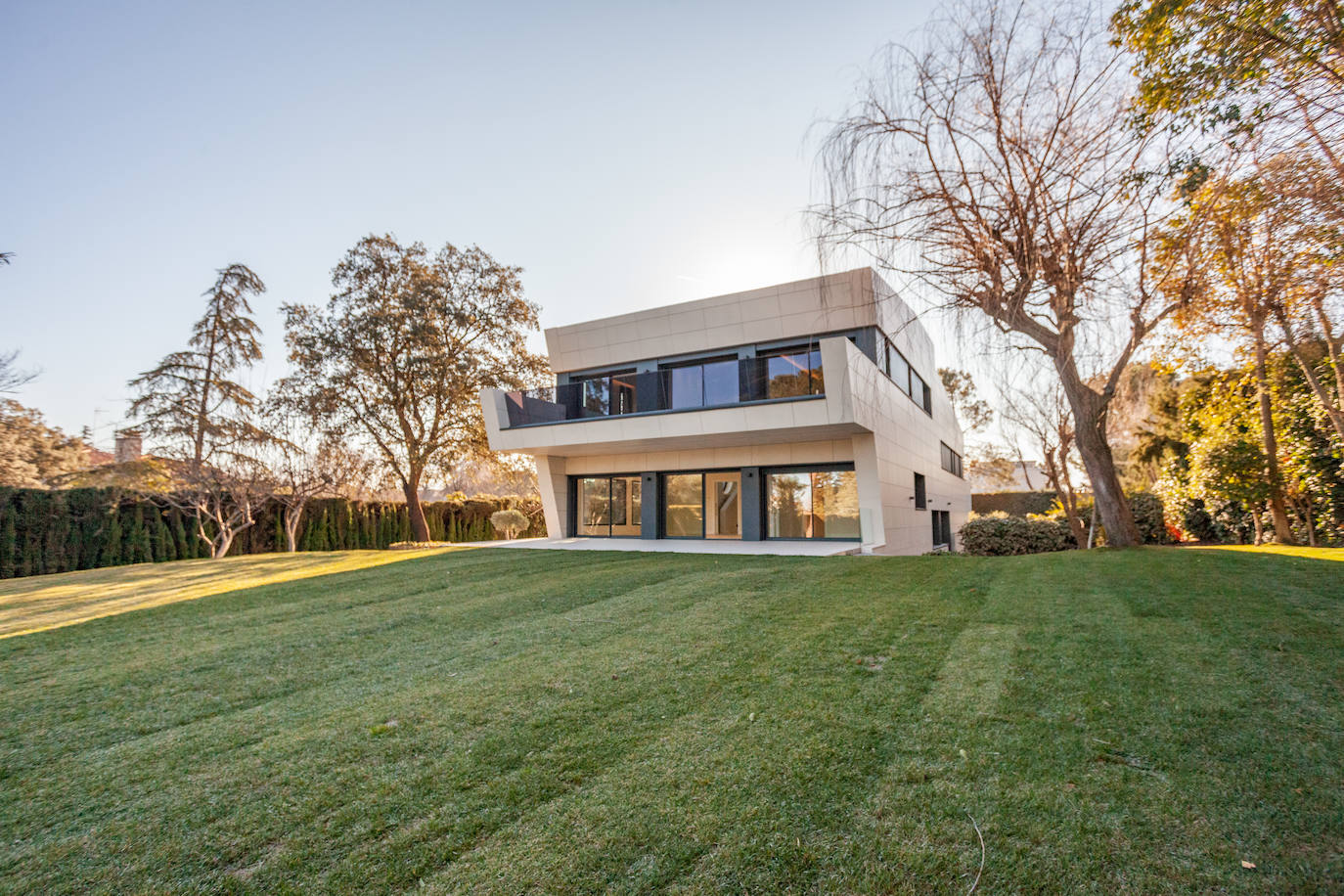 Desde las principales estancias de la vivienda se puede disfrutar de unas impresionantes vistas a un magnífico jardín con piscina en cascada y una acogedora zona de chillout.