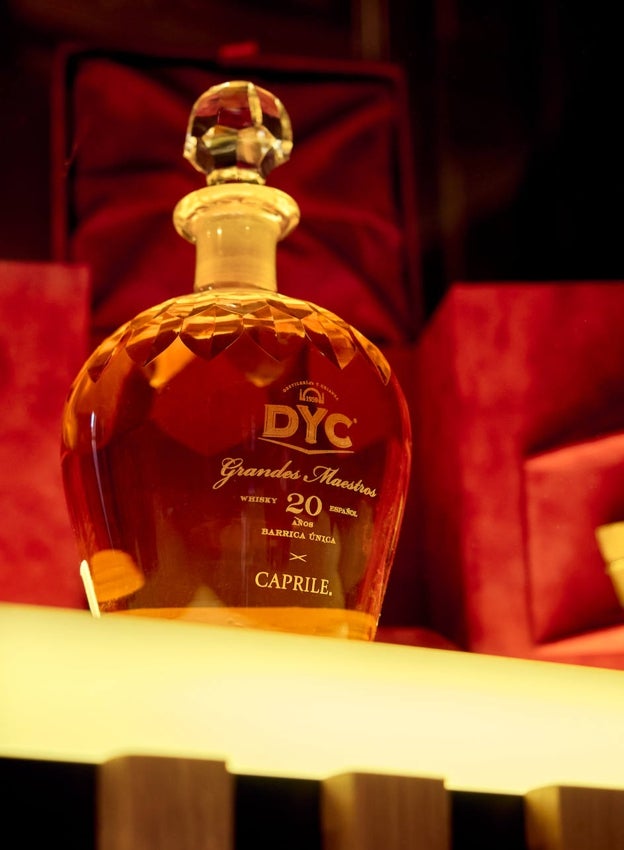 La botella de DYC 20 Grandes Maestros, diseñada por Lorenzo Caprile, se realizó en la Real Fábrica de Cristales de La Granja mediante la técnica artesanal del soplado con caña.