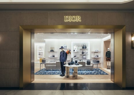 Imagen secundaria 1 - Distintas zonas de la nueva tienda de Dior en Galerías Canalejas, en Madrid, donde ocupa dos plantas. Es la más grande de la firma en España.