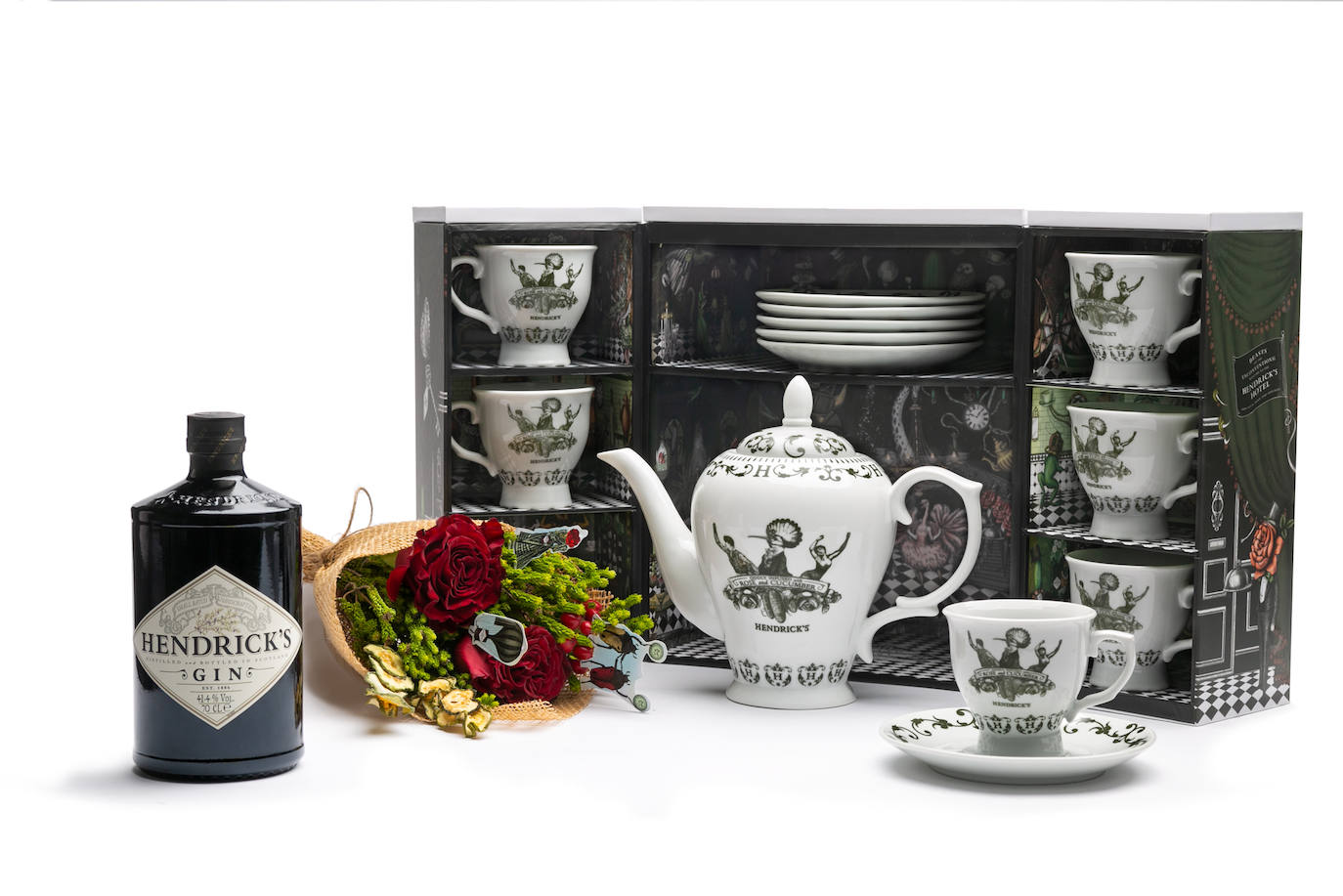 Juego de té Hendrick’s con ramo de flores Día de la madre (98 €). Un regalo de edición limitada para las madres más excepcionales que incluye un original ramo de rosas y pepinos deshidratados, elaborado por los floristas de Salon des Fleurs de Madrid con los elementos fundamentales en la elaboración de Hendrick’s, acompañado de un precioso juego de té de porcelana, y por supuesto la icónica botella de la ginebra. Disponible en la web de Hendricks y en la tienda Salon des Fleurs, bajo petición y hasta fin de existencias.