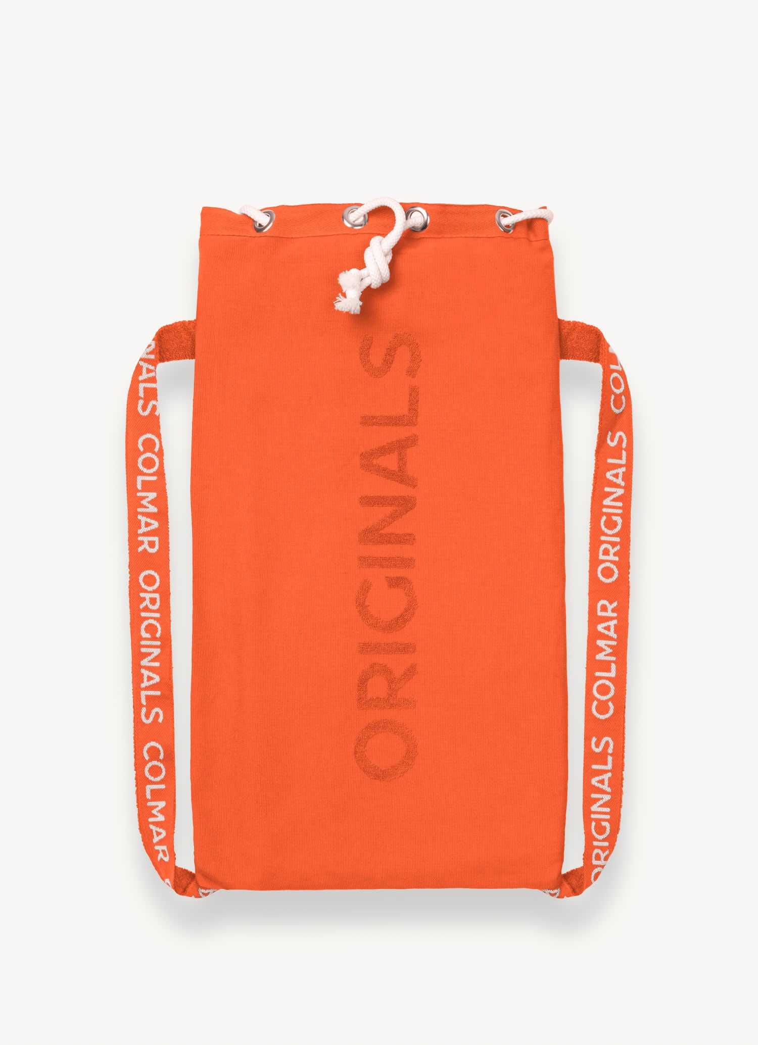 Mochila con toalla de playa de Colmar (90 €). Mochila de rizo de algodón con correas personalizadas con el logotipo Colmar Originals, convertible en toalla de playa.