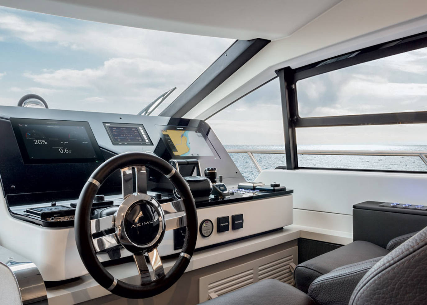 Con 16,5 metros de eslora y 4,9 m de manga, este yate ofrece 3 cabinas y 2 cuartos de baños y puede alojar hasta 6 pasajeros. Cuenta con 2 motores MAN D2676 de 800 HP.