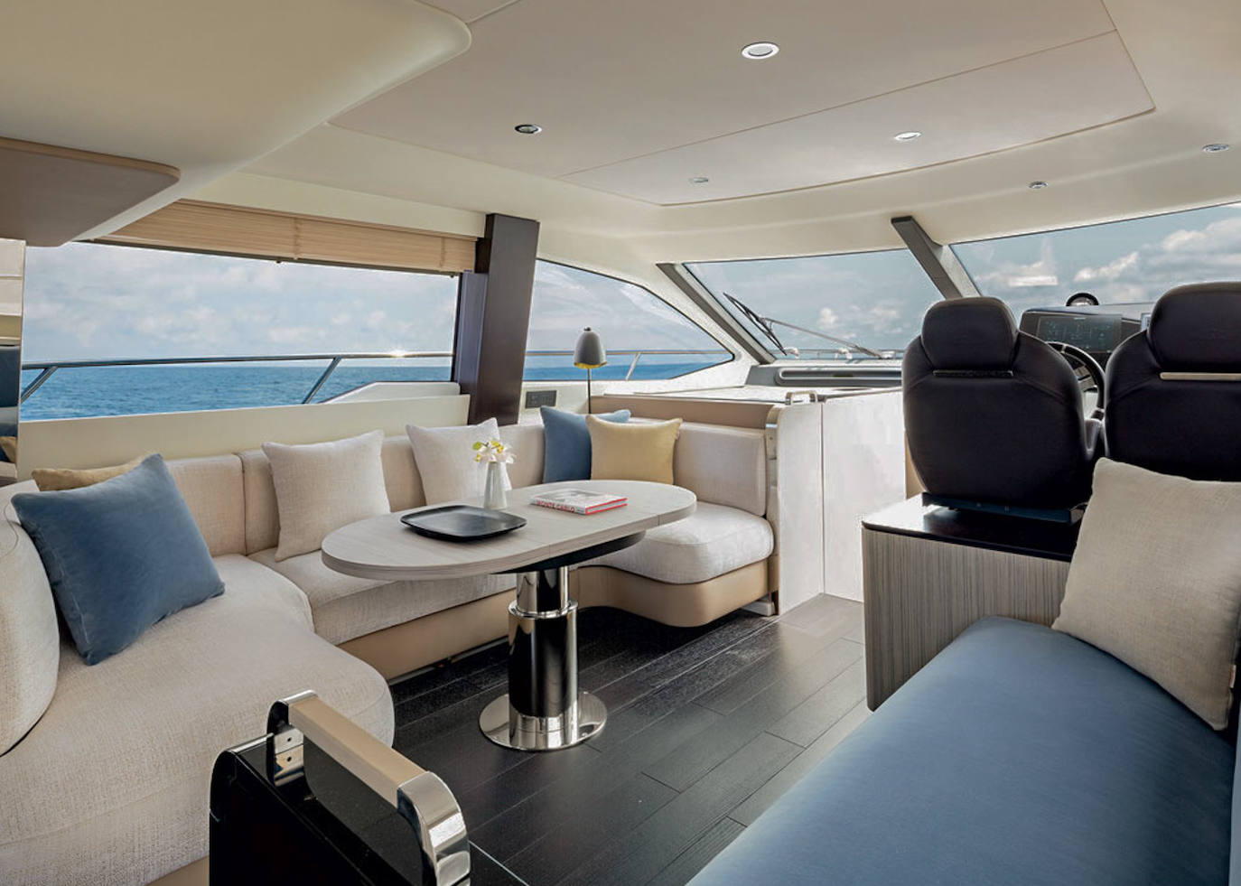 El salón-comedor dispone de una mesa plegable, así como amplios sofás.