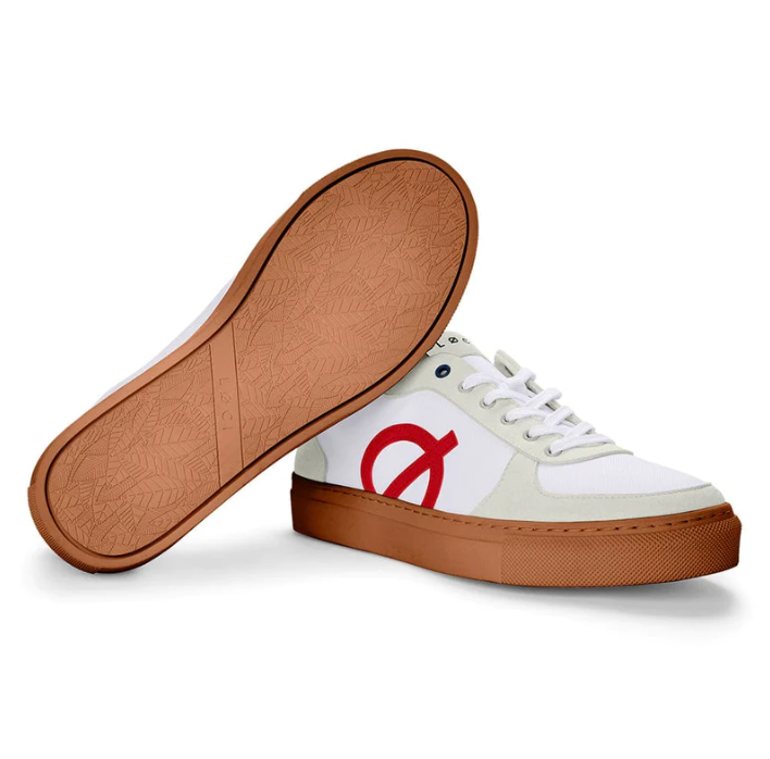 Que no te engañe su suela gruesa ni el color de su logo, estas zapatillas de Loci son perfectamente adaptables a cualquier prenda casual lo que tengas en tu armario. Son veganas y están hechas con materiales reciclados en Portugal. Precio: 180 euros.