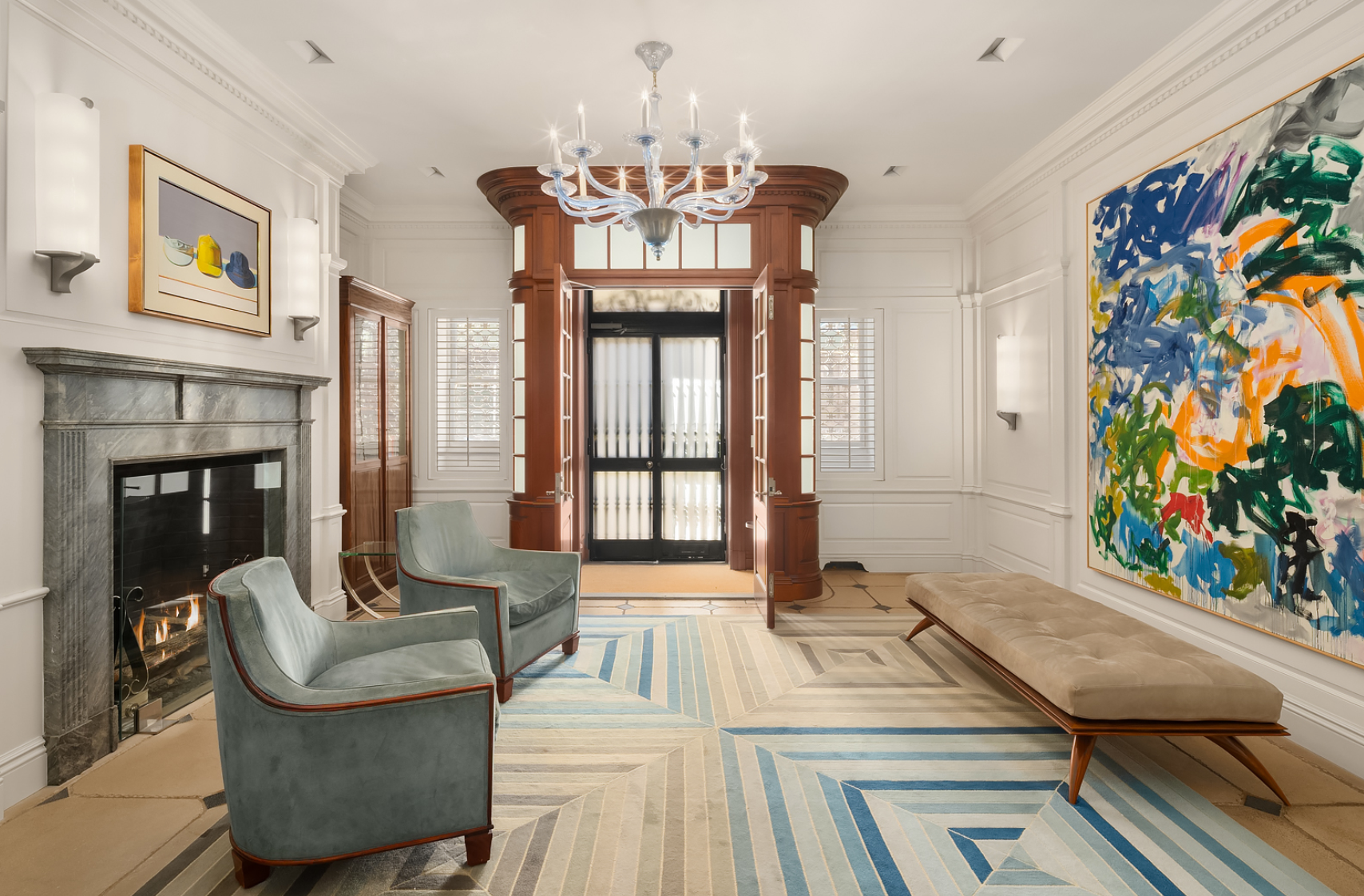 La vivienda presume de contar con amplios ventanales que inundan de luz natural los interiores, así como materiales de primera calidad