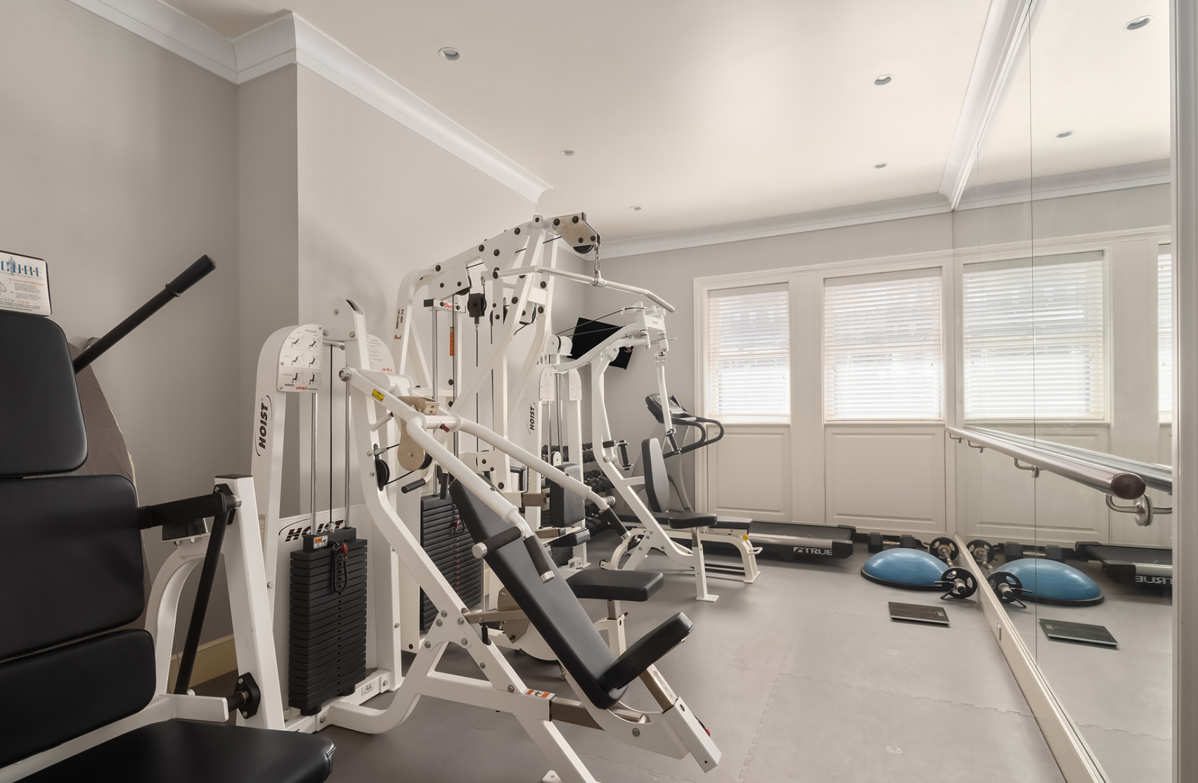 En la cuarta planta uno de los dormitorios funciona como gimnasio