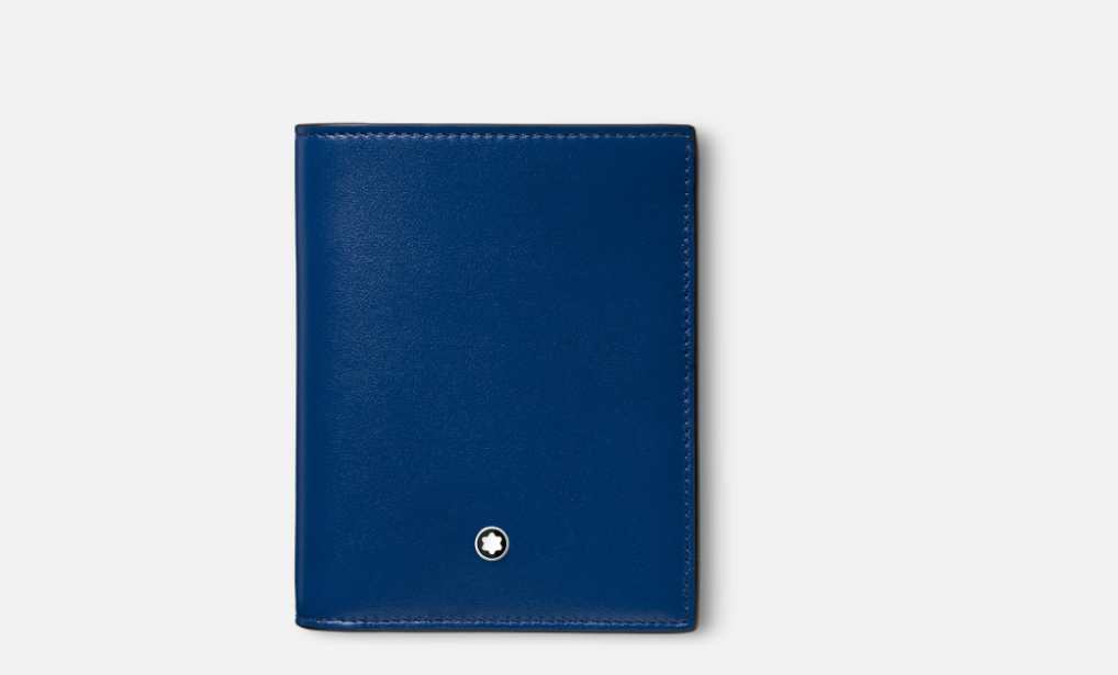 Elegancia máxima tendrás con esta funcional cartera compacta bautizada como Meisterstück por Montblanc. Cuenta con seis ranuras para tarjetas y está elaborada en piel azul con brillo. Precio: 315 euros.