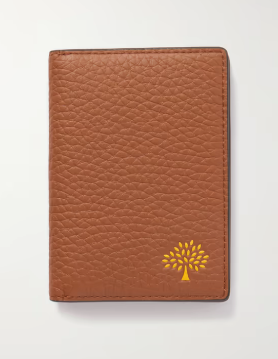 Cartera de cuero en color marrón con el clásico árbol de la firma Mulberry grabado en color amarillo. Precio: 325 euros.