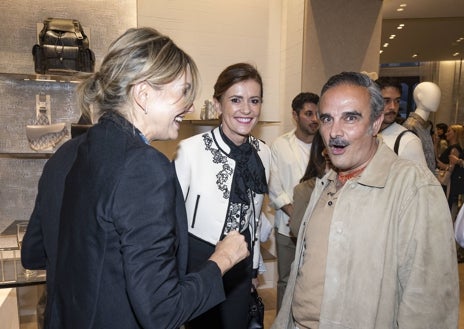 Imagen secundaria 1 - Algunos de los famosos que acudieron a la gran fiesta de inauguración de Dior en Galerías Canalejas, en Madrid. Entre ellos el interiorista Lorenzo del Castillo, junto a Nuria March.