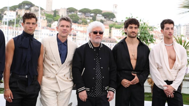 Los nuevos chicos Almodóvar, de izquierda a derecha: Jason Fernández, Ethan Hawke, Pedro Almodóvar, José Condessa y Manu Ríos.