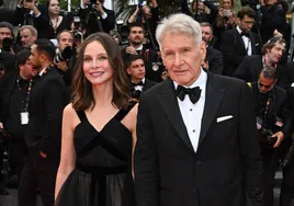Harrison Ford y Calista Flockhart, lección de estilo más allá de los 60 años en la alfombra roja del Festival de Cannes