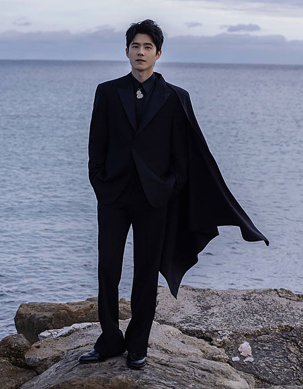 El actor chino Liu Haoran eligió un original traje con capa de Fendi Men.