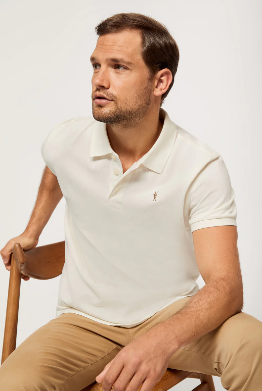 De ajuste perfecto, este polo  confeccionado en suave piqué de algodón con terminaciones en cuello y boca manga acanaladas nunca falla. Lo firma Polo Club y está disponible en varios colores. Precio: 39,99 euros.