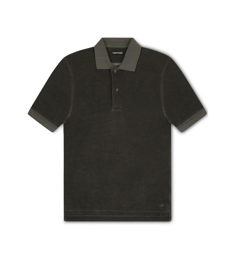 El original efecto toalla de este polo verde de Tom Ford confeccionado en una mezcla de algodón absorbente   con botones de nácar se sale de lo de siempre en este tipo de prendas. Precio: 390 euros.