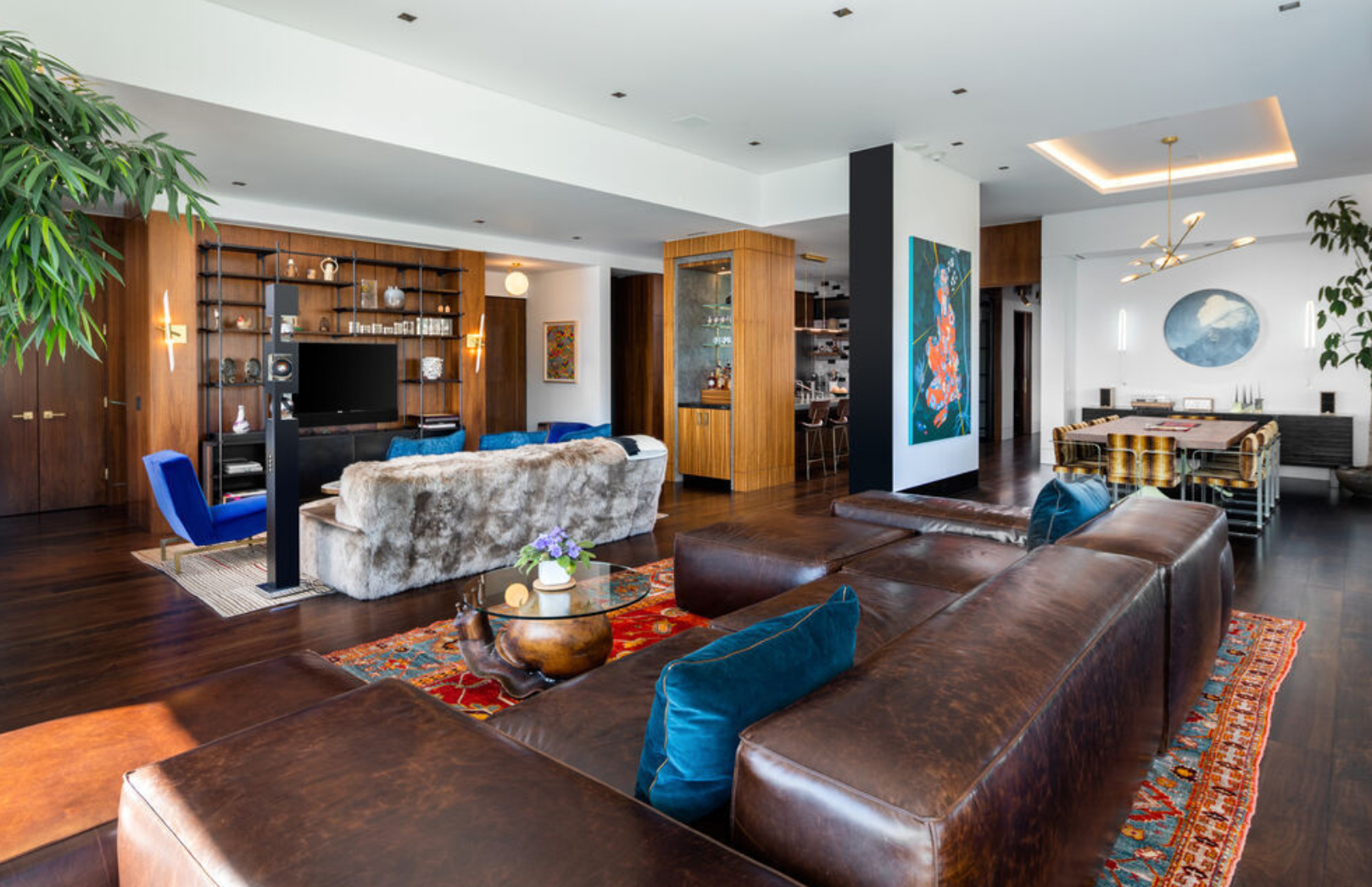 La casa presenta suelos de madera de nogal oscuro y grandes ventanas 