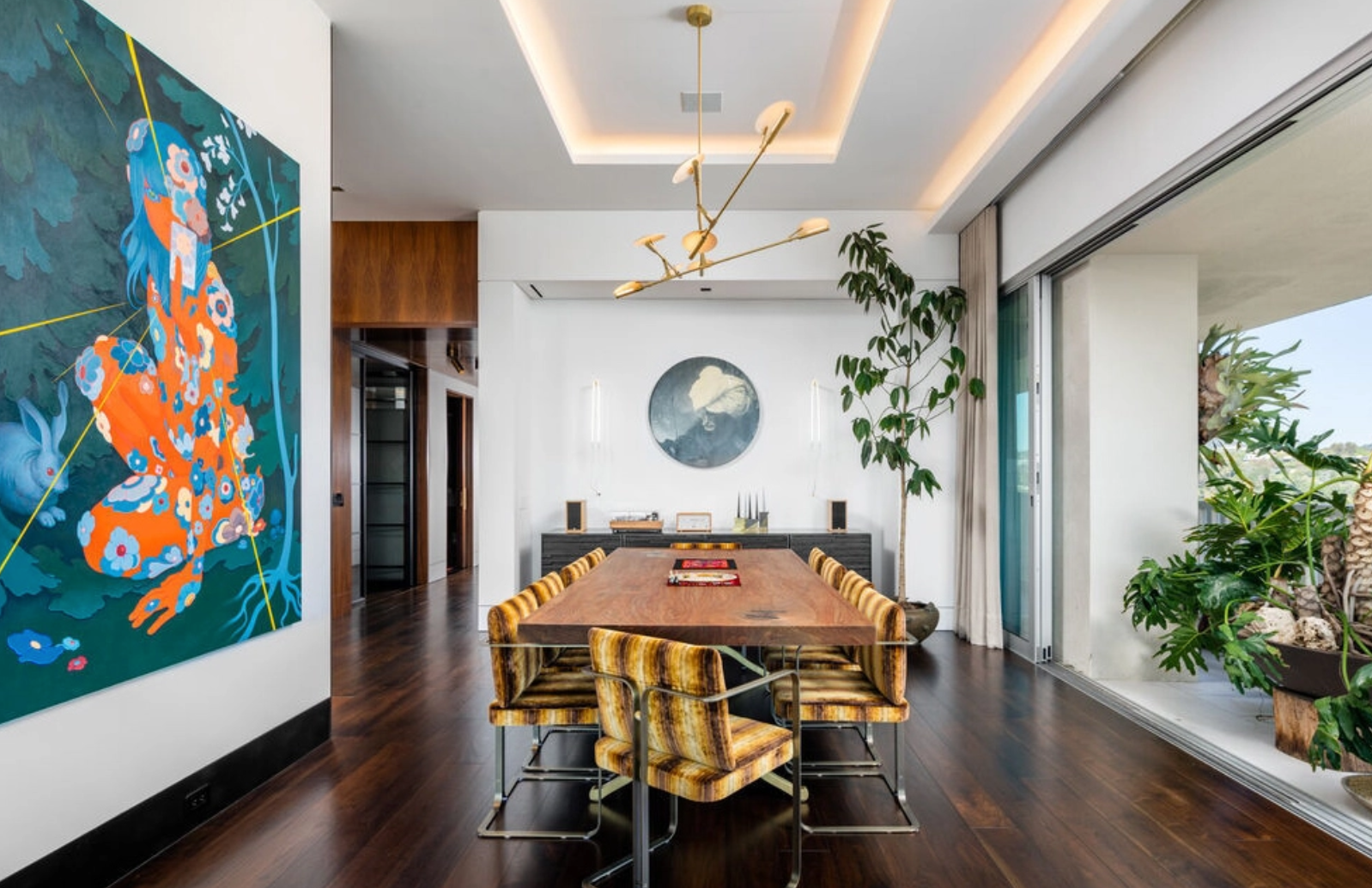 El comedor muestra una gran mesa con capacidad para acoger hasta diez comensales