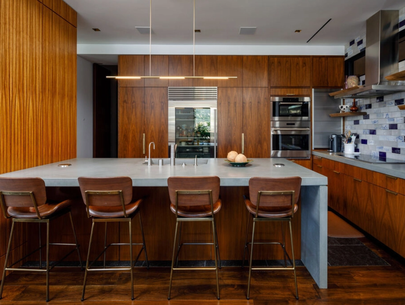 La cocina presenta electrodomésticos de alta gama y una gran isla con barra de desayuno