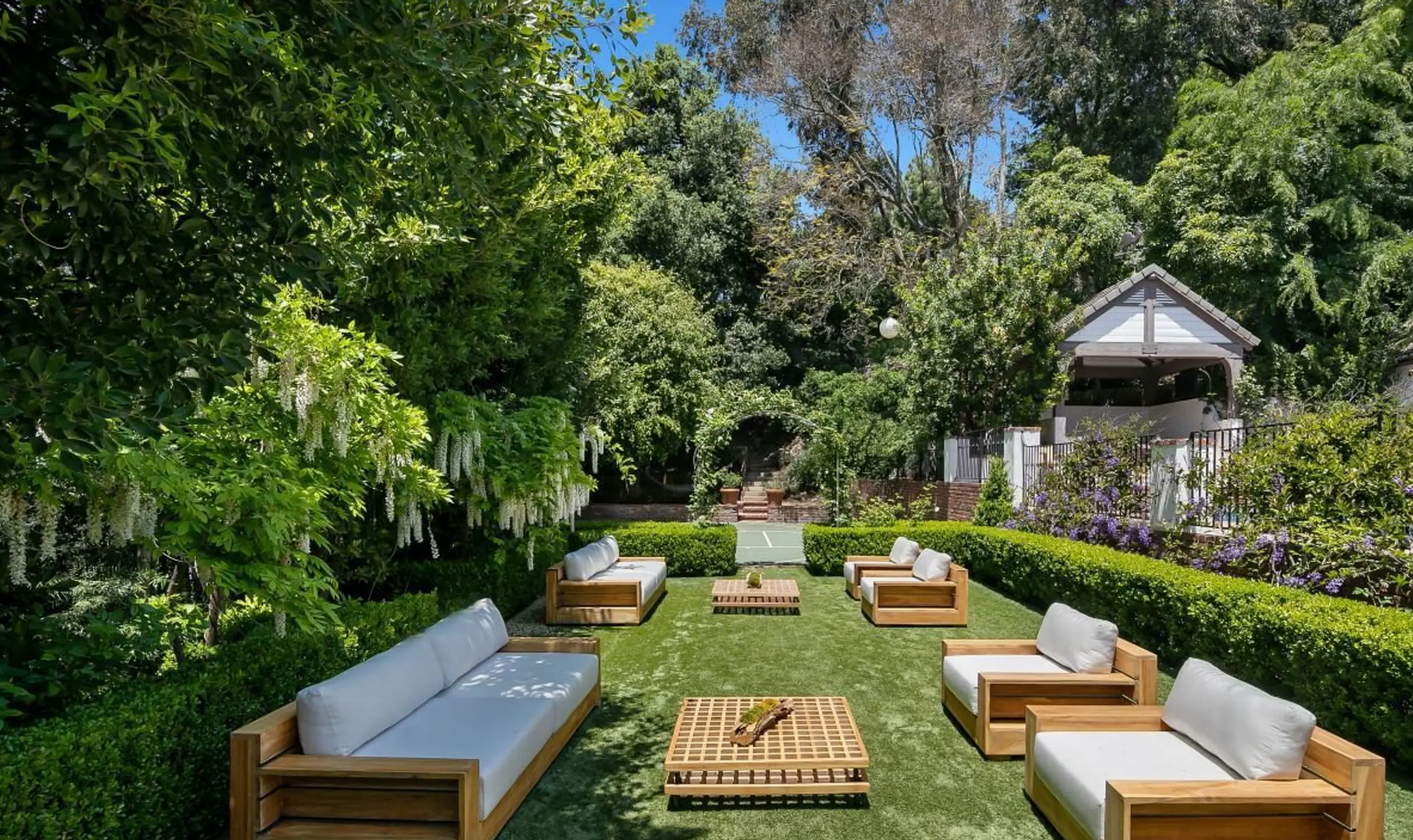 Además, cuenta con varias zonas de comedor al aire libre perfectas para celebrar fiestas con amigos y familia