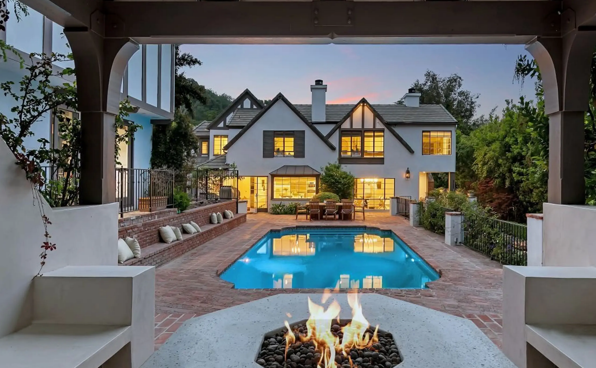 La propiedad ofrece una vivienda principal, una casa de huéspedes independiente y una amplia zona exterior