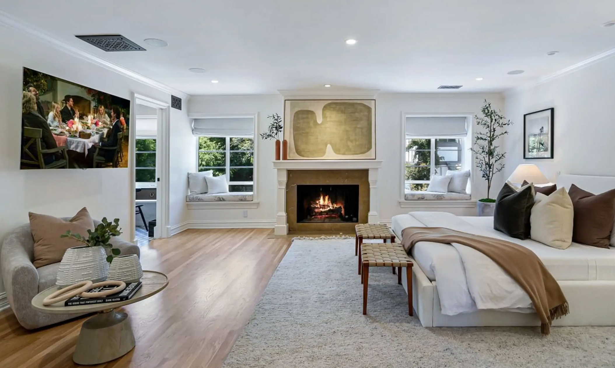 La suite principal cuenta con zona de estar, balcón privado y chimenea