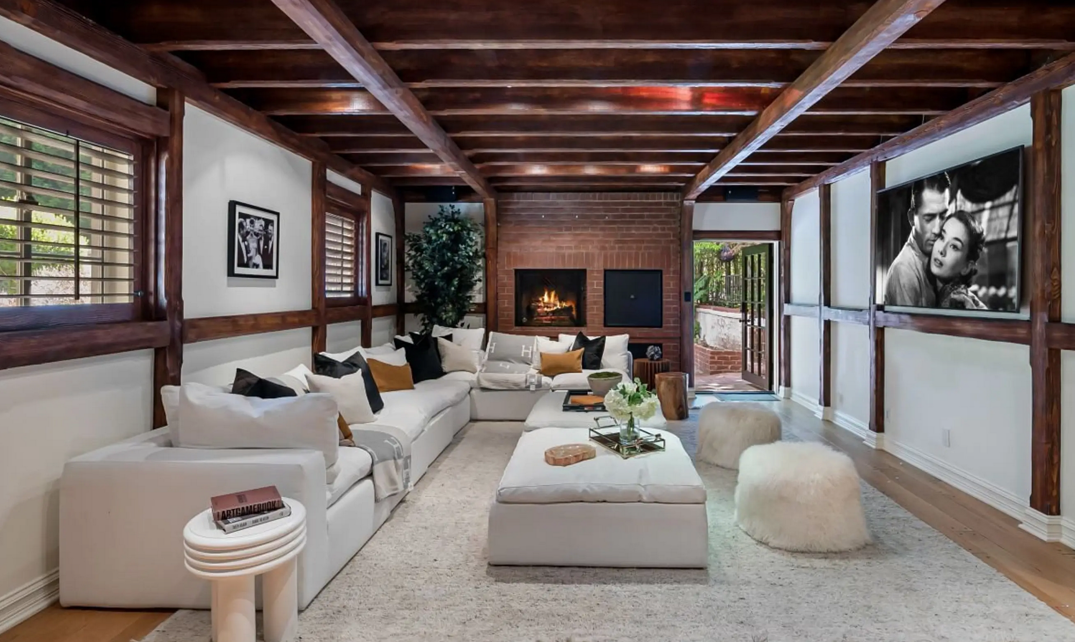 La vivienda incluye una sala multimedia con cómodos sofás