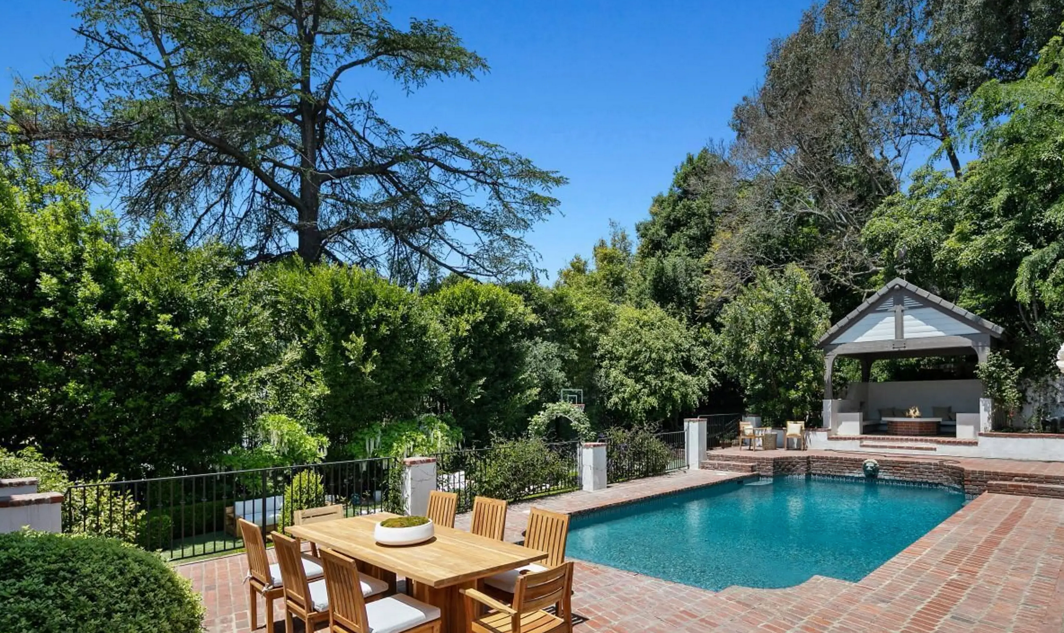 La zona exterior ofrece una piscina, una cabaña con fogata, una pequeña cancha de baloncesto y jardín