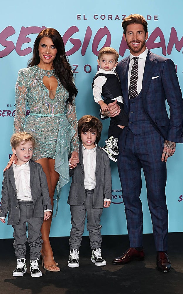 Sergio Ramos y Pilar Rubio posan con sus hijos.