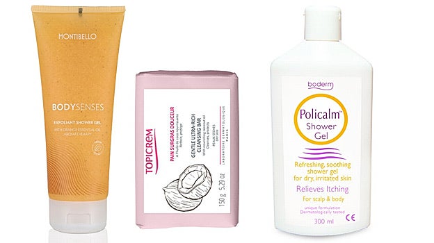 De izquierda a derecha: Gel de ducha exfoliante Syndet de Montibello (28,20 €); Barra limpiadora Syndet para piel piel seca de Topicrem (6,95 €); Policalm Shower Gel de Olyan Farma (21 €).