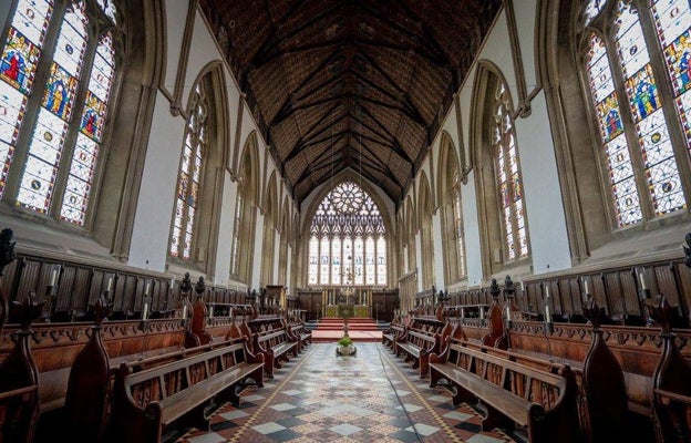 La capilla del Merton College fue el escenario de la boda real de la serie.