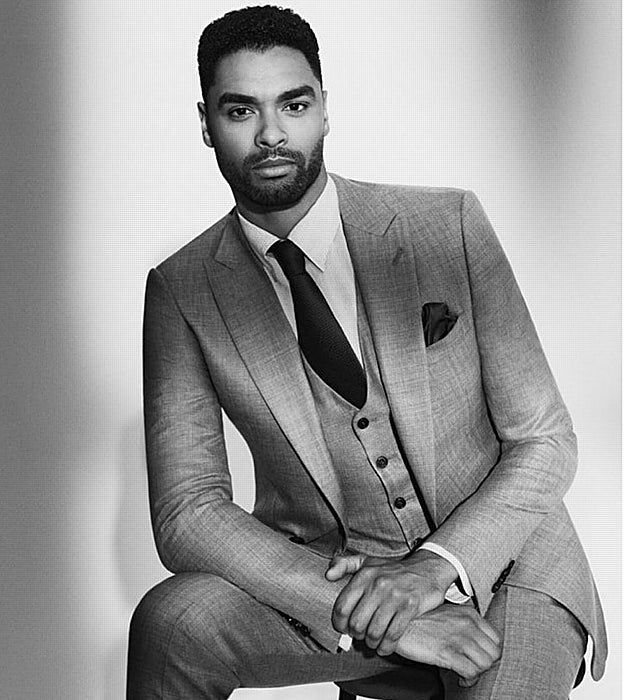 El actor Rege Jean-Page con traje tres piezas de Giorgio Armani