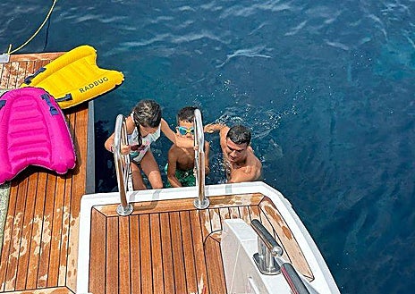 Imagen secundaria 1 - Cristiano Ronaldo, Georgina Rodríguez y sus hijos disfrutan de su yate de lujo.