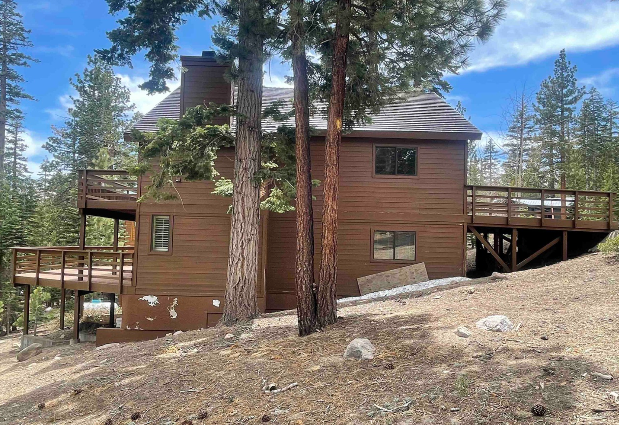 Esta cabaña rústica está situada en la comunidad de Mammoth Lakes, California