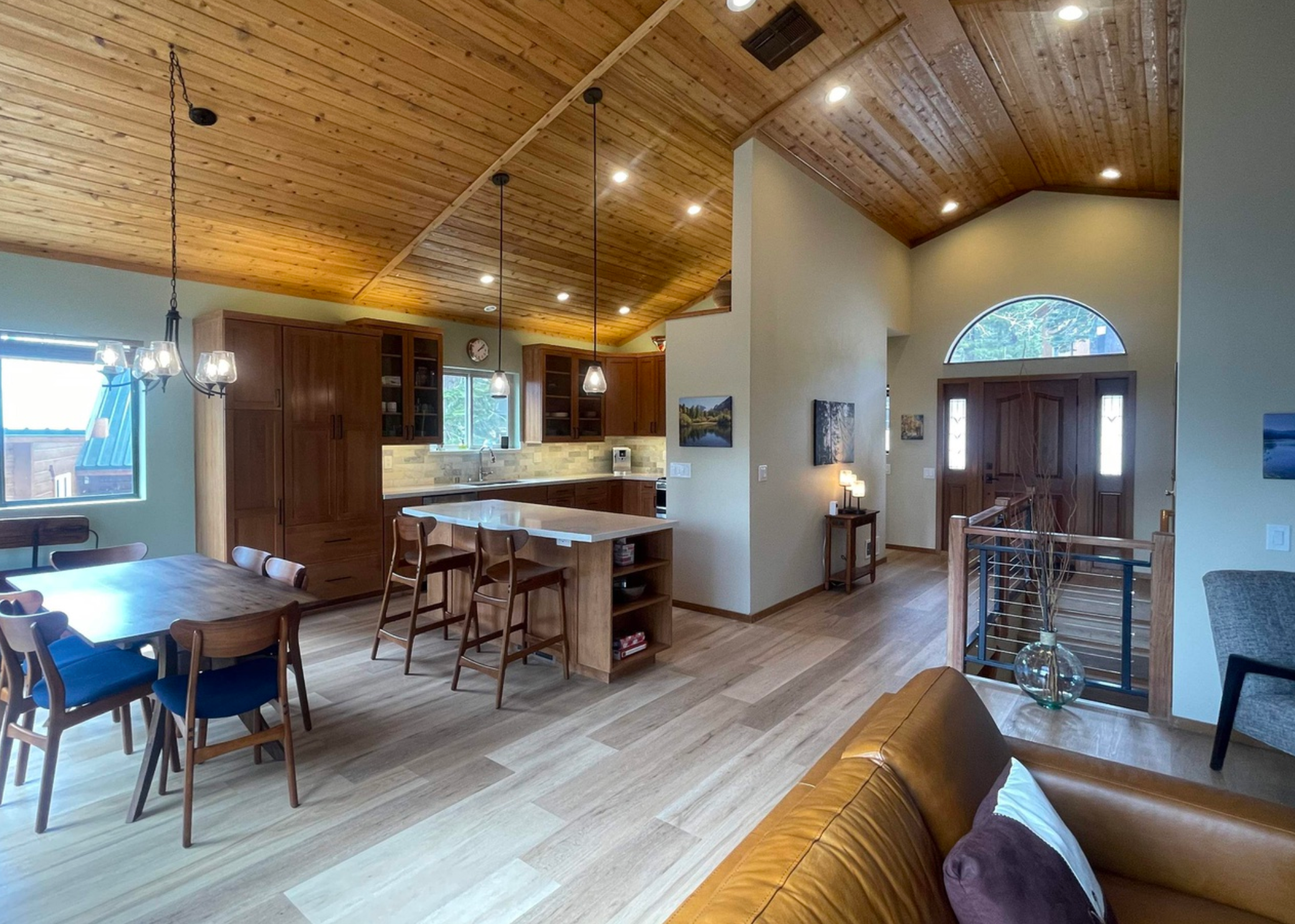 La vivienda presenta un concepto de planta abierta, techos abovedados y suelos de madera