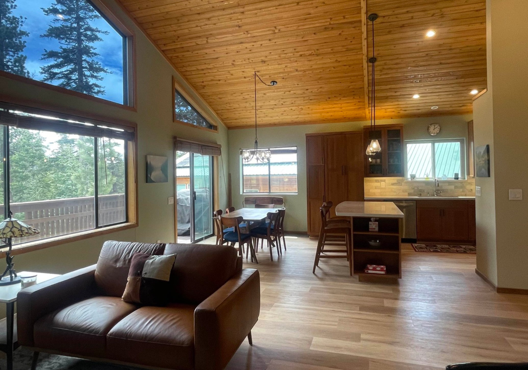 En la primera planta hay un salón, un comedor y una cocina