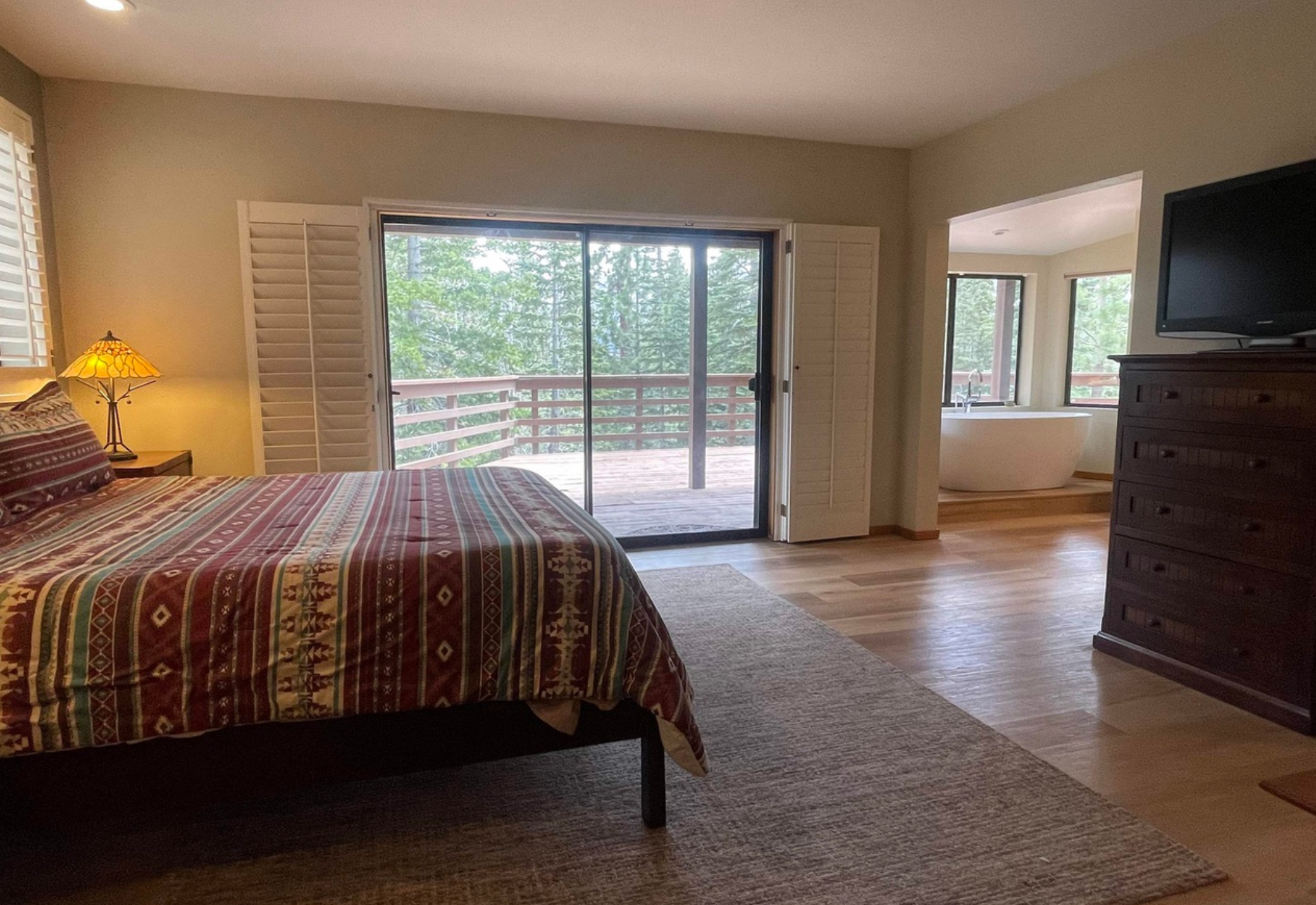 La cabaña dispone, en total, de tres dormitorios, dos cuartos de baño completos y un aseo