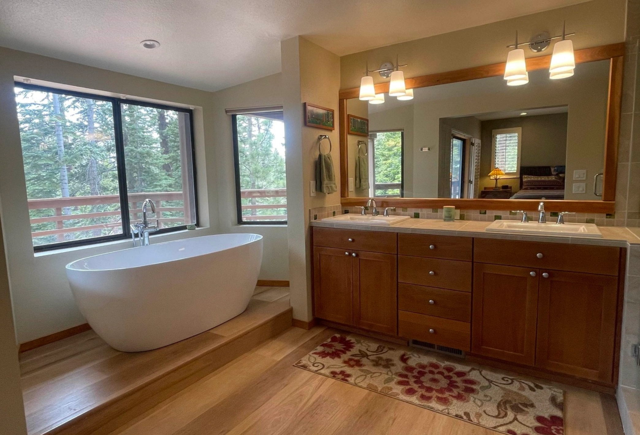 El baño de la habitación principal ofrece una bañera junto a la ventana para relajarse