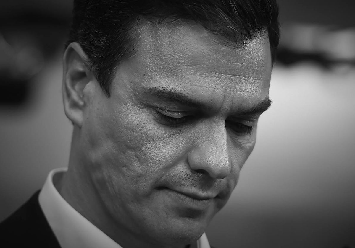 Imagen de Pedro Sánchez en 2015 cuando en su rostro eran más visibles las cicatrices típicas del acné.