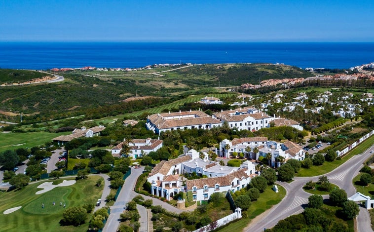 Imagen principal - Vista general de Finca Cortesín, arriba. Debajo, a la derecha el spa; a la izquierda, la piscina olímpica.