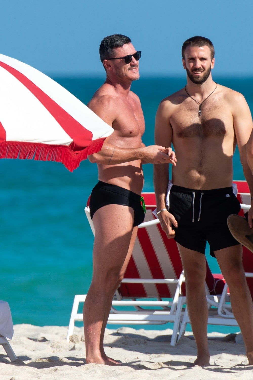 El actor Luke Evans es uno de los que ha lucido bañador tipo slip en más de una ocasión. Aquí lo luce en color negro en una jornada de playa entre amigos.