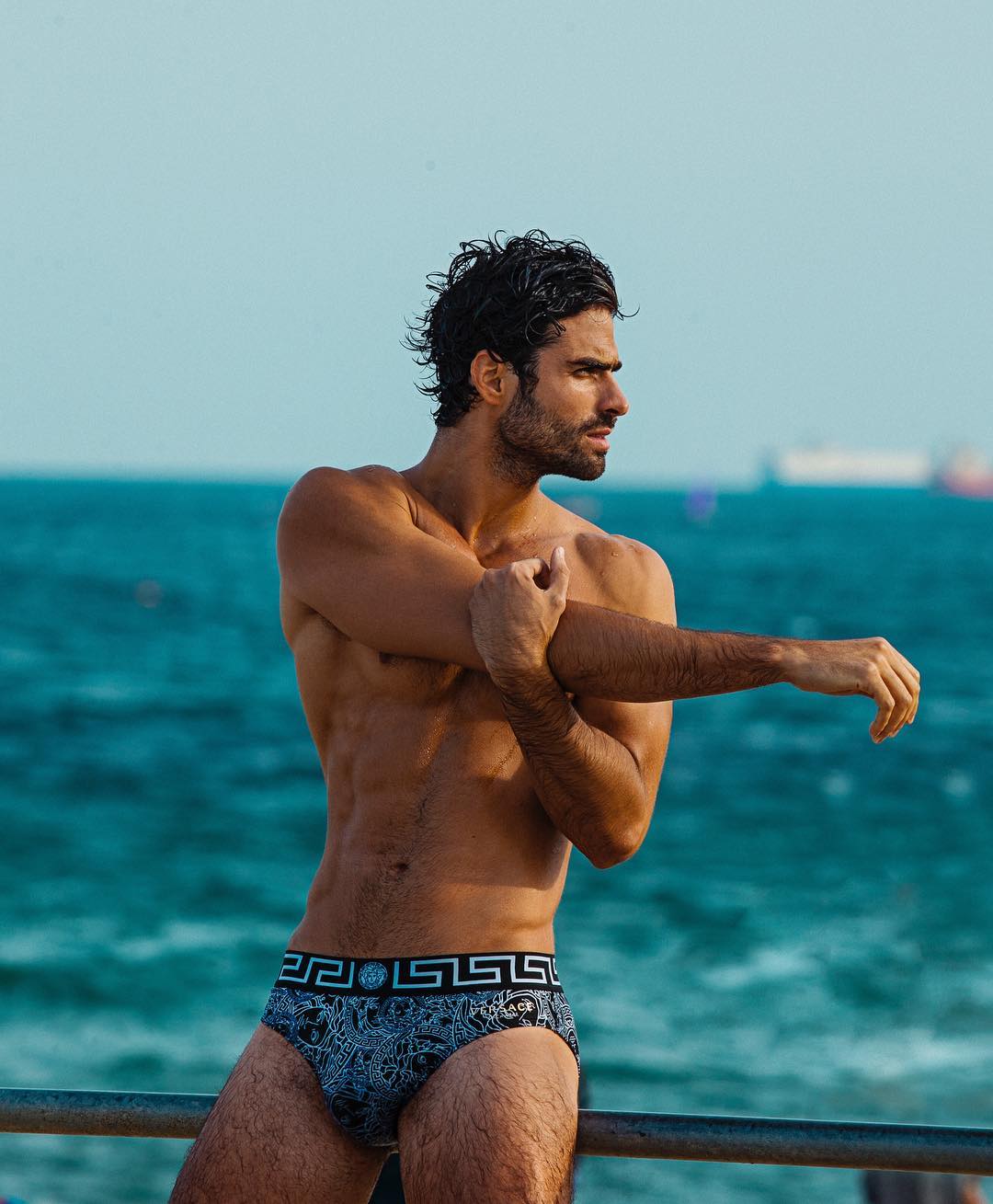 El modelo Juan Betancourt no suele utilizar bañador de slip durante sus escapadas a la playa, pero sí que ha posado con él por su trabajo y lo defiende  de manera impecable.