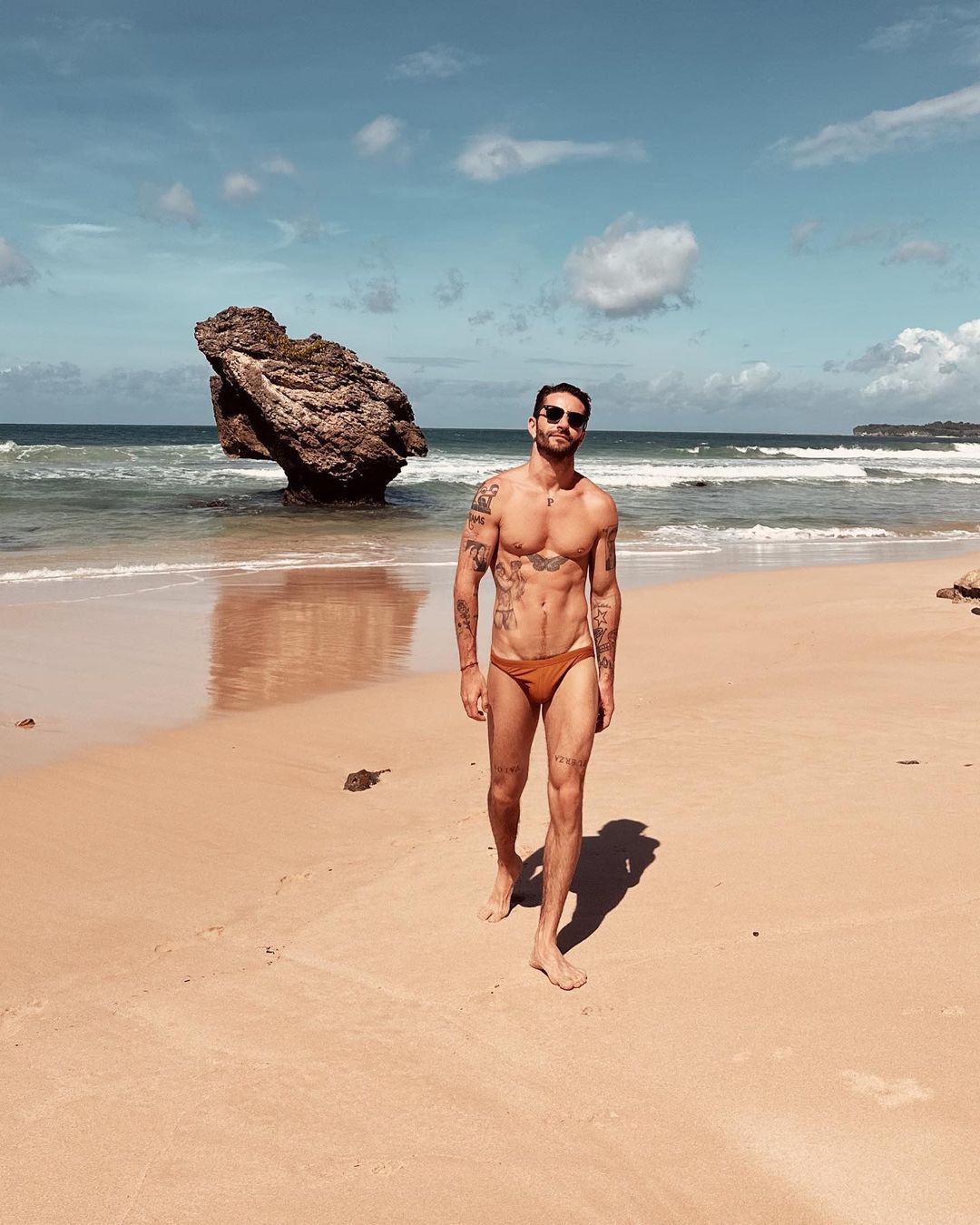 Pelayo Díaz es otro de los rostros conocidos a los que hemos podido ver con un bañador de slip en la playa.  ¿Sus favoritos? En clave minimal. 