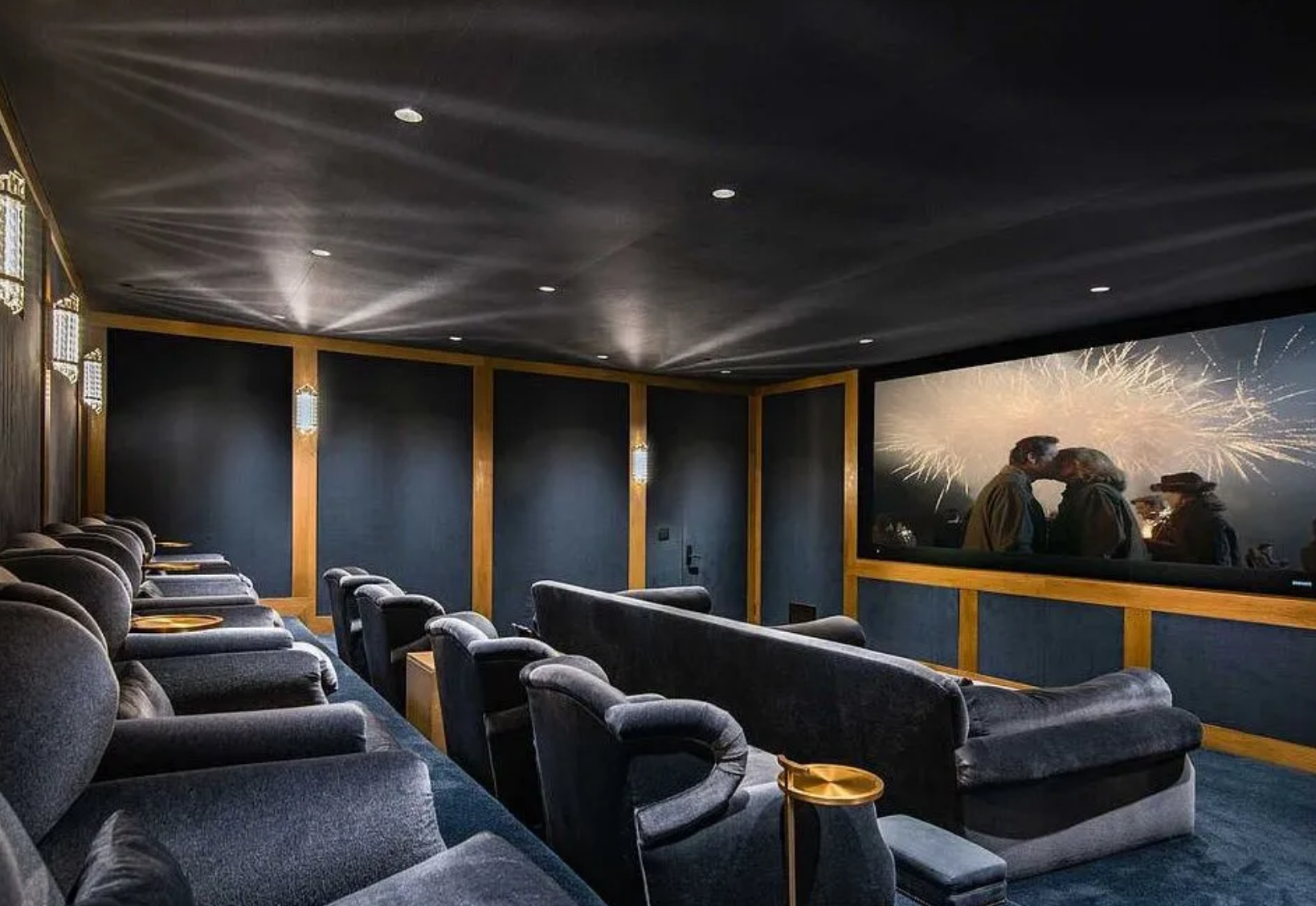 Entre los extras de esta casa destaca una sala de cine con capacidad para 20 personas