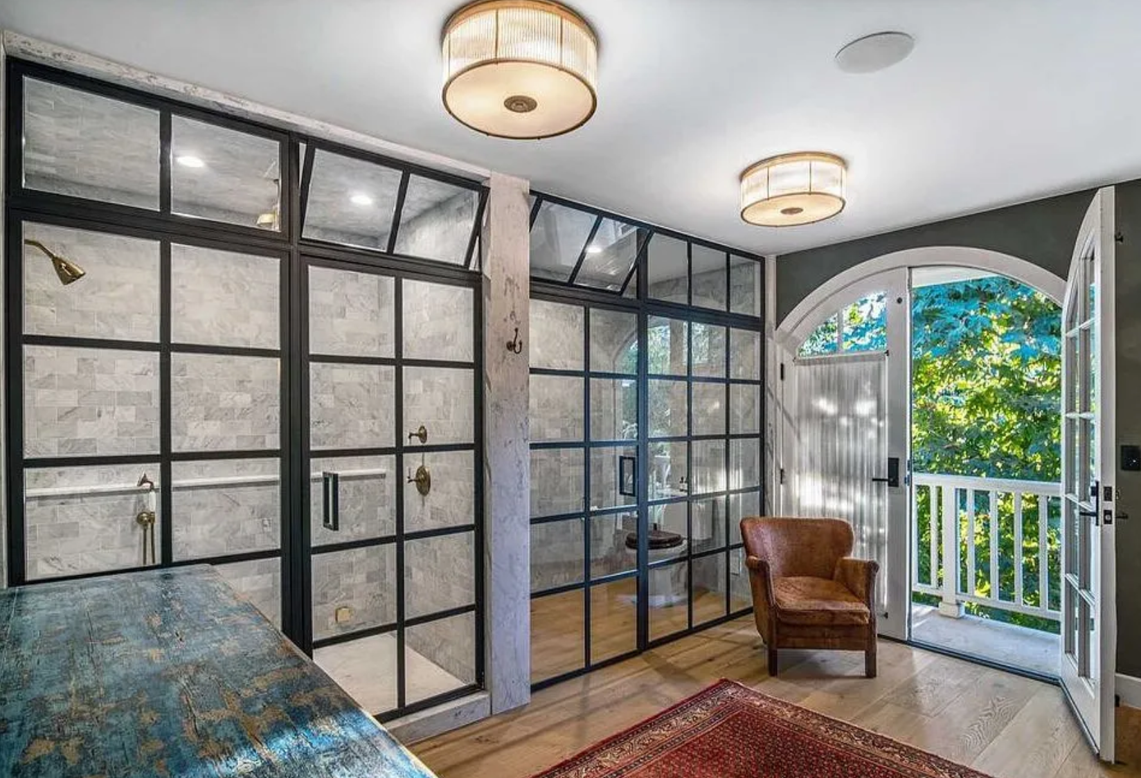 En total hay siete dormitorios y ocho cuartos de baño completos